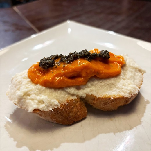 CAFETERÍA LA CLAVE. Nombre: Bacalao Joselu. Sobre pan de setas y boletus, brandada de bacalao con mousse de pimientos del piquillo caramelizados con cerveza Mahou y tapenade de aceitunas negras. Tapa Mahou. ( PUEDE AMPLIARSE)